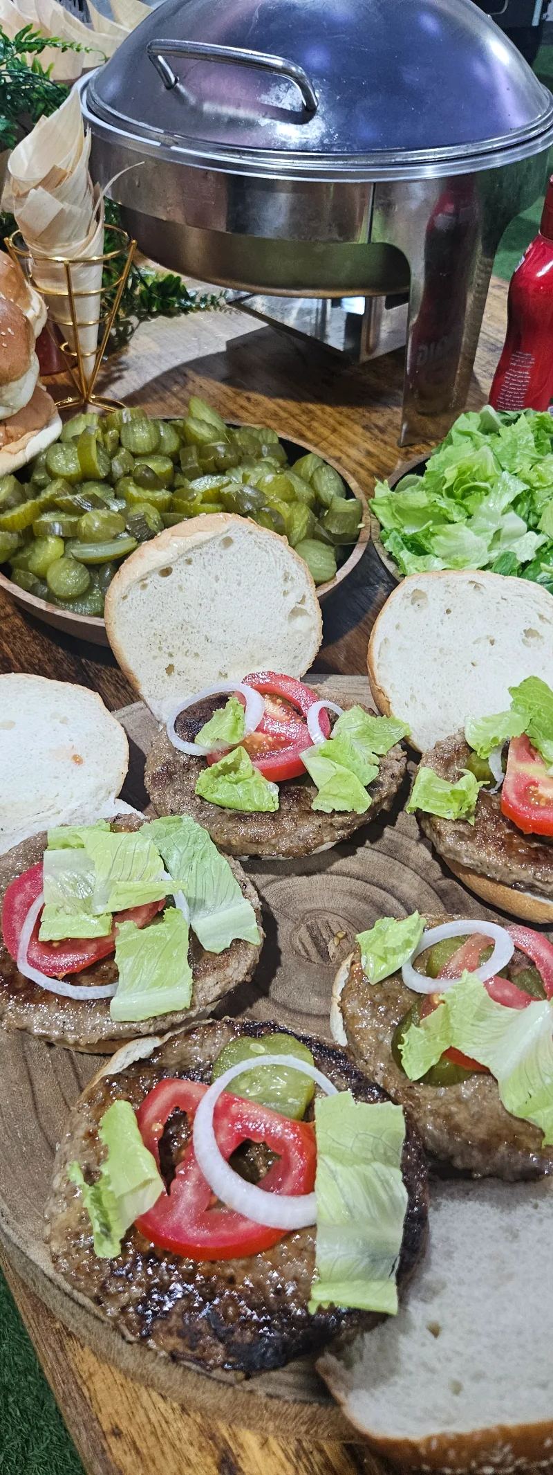 דוכן מזון המבורגר בטרפת מעוצב עם קציצות בקר על הגריל