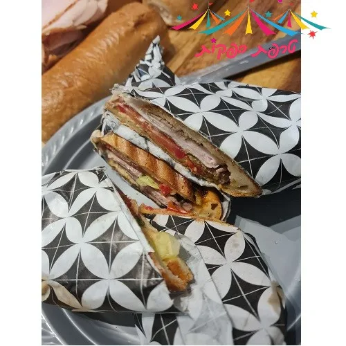 דוכן טוסט נקניק מושחת עם נקניקי פרימיום ולחמניות פריכות בצלייה על ידי טרפת אירועים