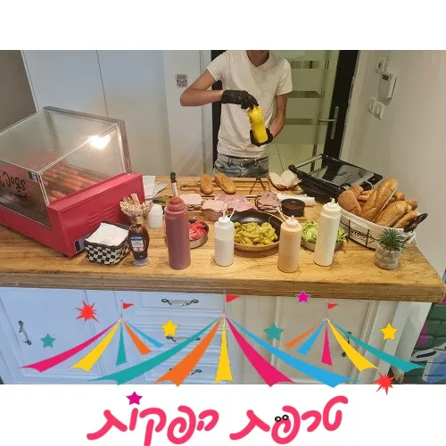 צילום תקריב של טוסט נקניק מושחת חתוך לשניים עם רטבים נוזלים בדוכן של טרפת אירועים