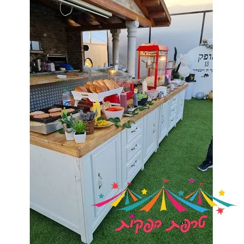 עמדת נקניקיית שוק קלאסית עם מגוון תוספות כמו בצל מטוגן וכרוב כבוש