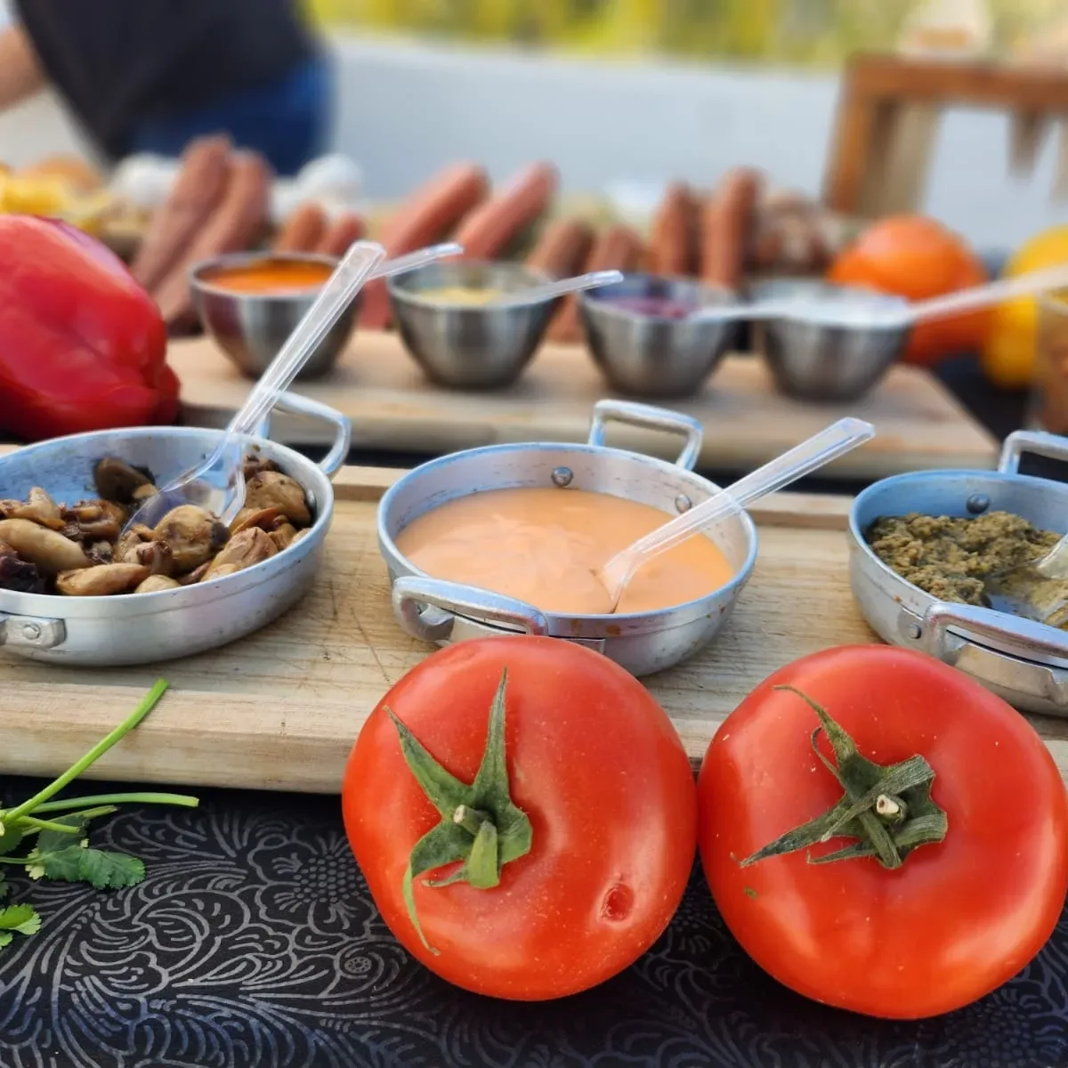 דוכן נקניקיות בוטיק מעוצב של טרפת אירועים עם לחמניות טריות ורטבים