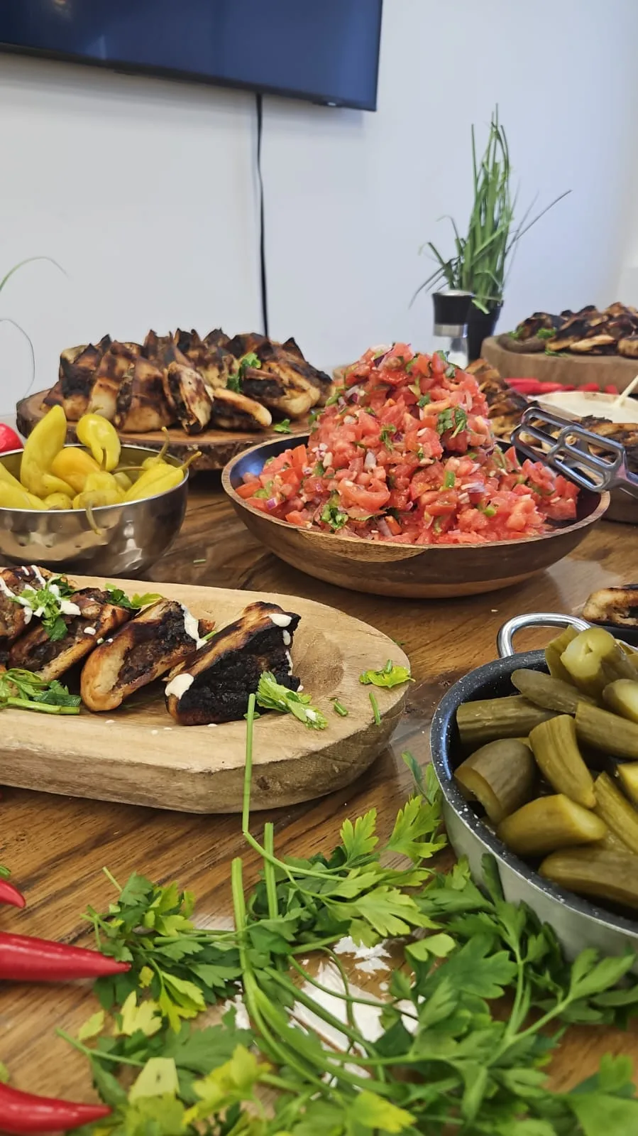 דוכן הגשה של עראייס קריספי מהפלאנצ'ה עם טחינה ועמבה בייצור טרפת אירועים