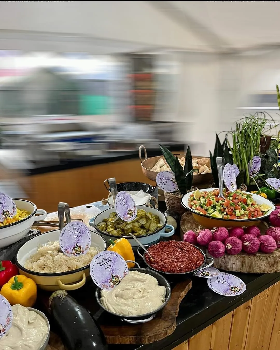 שף חותך בשר עסיסי מתוך שווארמה בסיבוב באירוע בחדרה