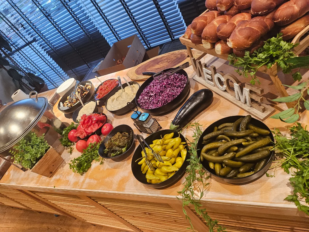 דוכן הגשה של החלה של שישי (שניצל) עם חלות טריות ושניצלים זהובים מבית טרפת הפקות