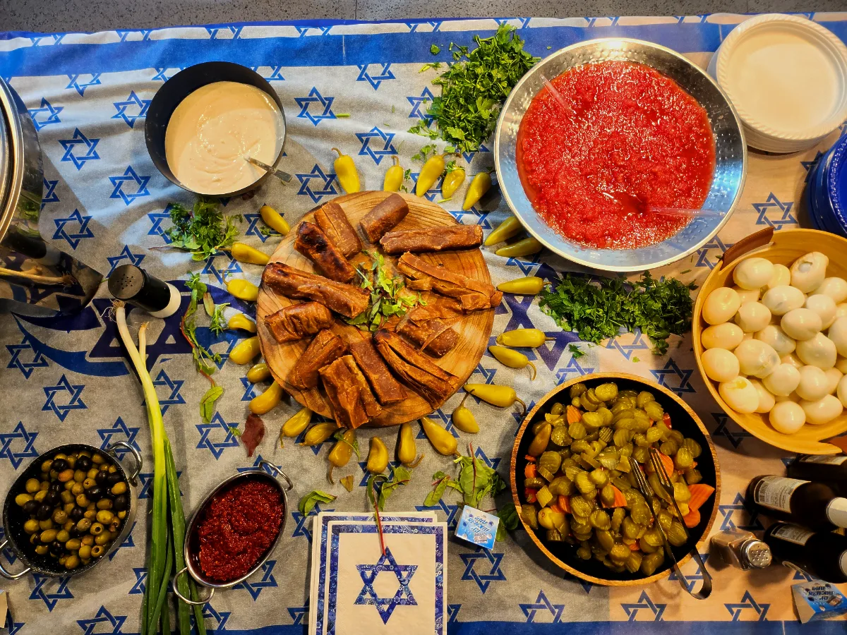 אורחים נהנים ממנות ג'חנון אישיות של התימני של טרפת באירוע בוקר