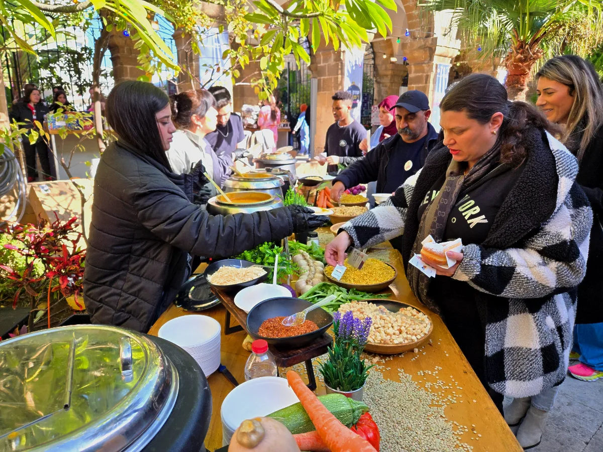 דוכן עץ כפרי המציג את שירות קדירת הקסם בחדרה