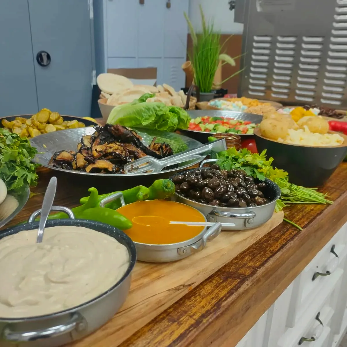דוכן הפינה העיראקית מעוצב עם חצילים מטוגנים וסלטים טריים לאירועים