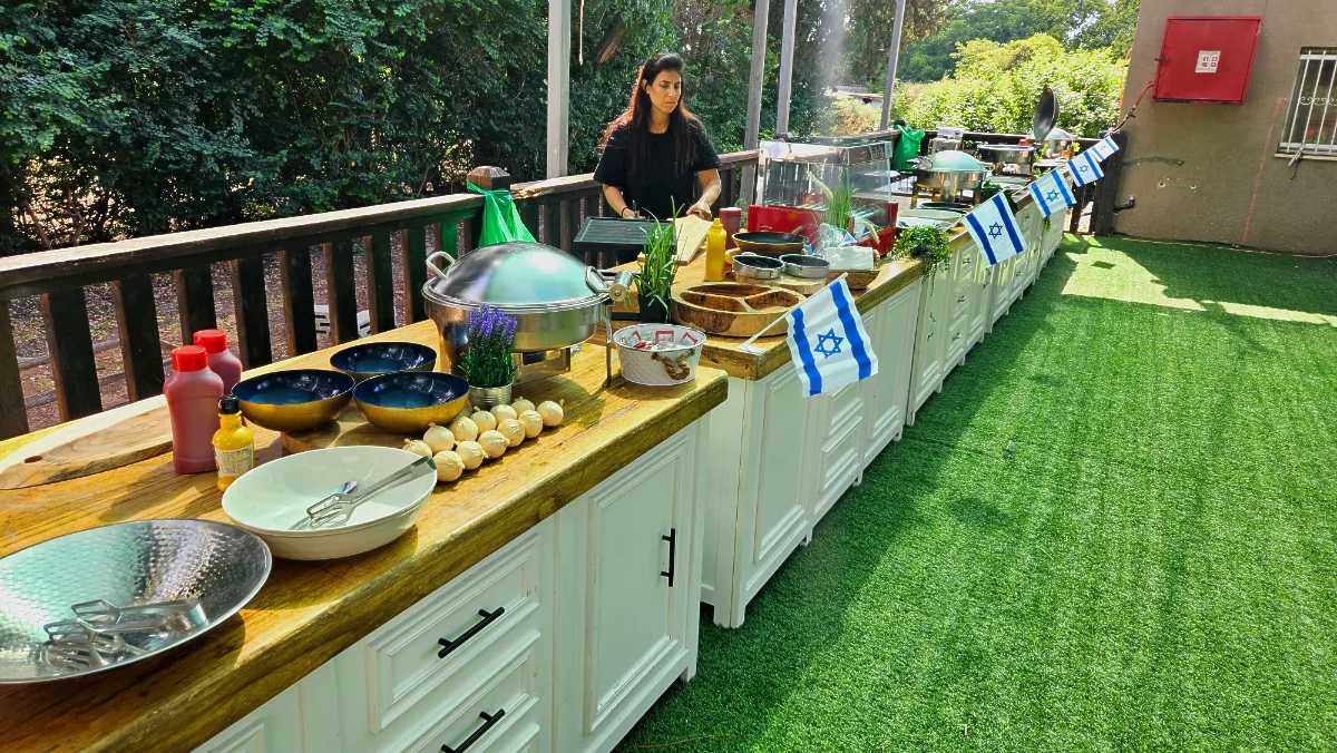 אורחים נהנים ממנה קריספית של שיגעון של קראנץ' בדוכן אוכל רחוב מעוצב