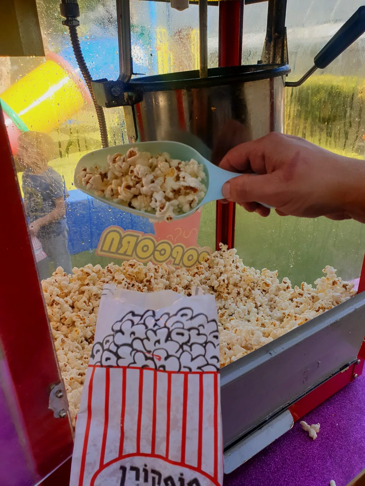 מכונת פופקורן מקצועית של שירות סינמה טרפת מקפיצה גרעינים טריים