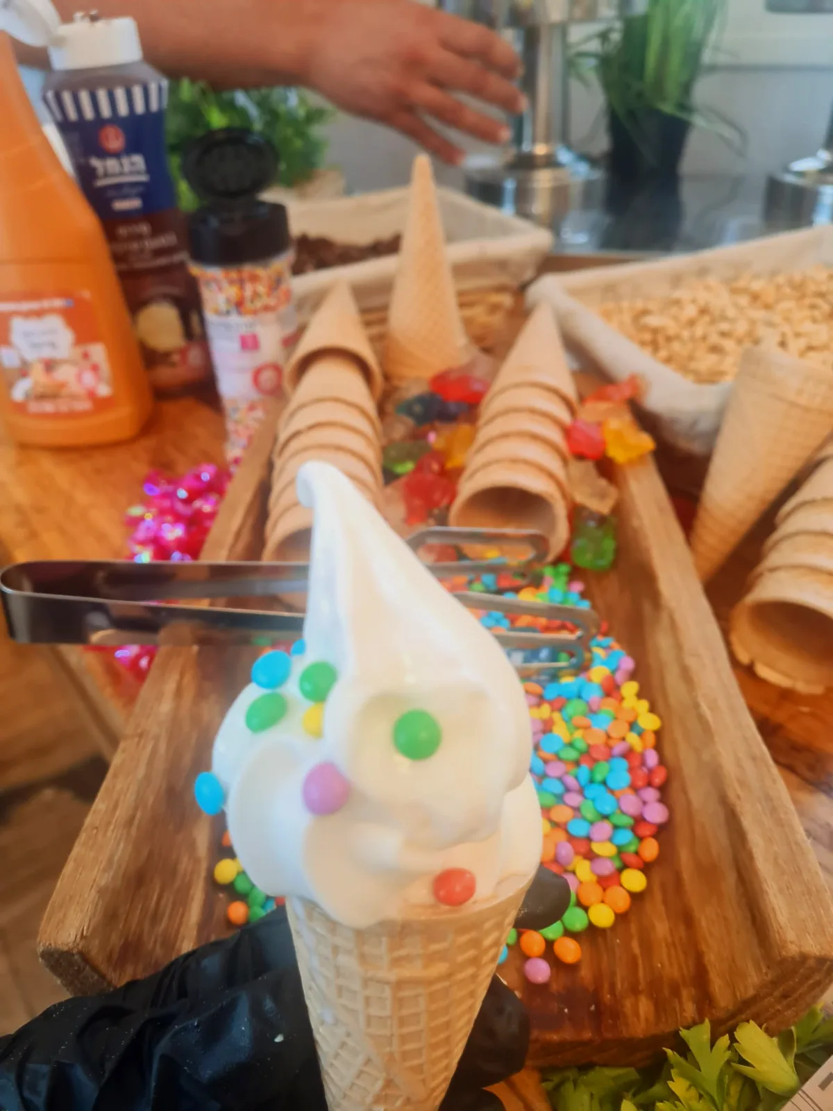תצוגת כוסות גלידה אישיות עם סירופ שוקולד חם מאת טרפת אירועים