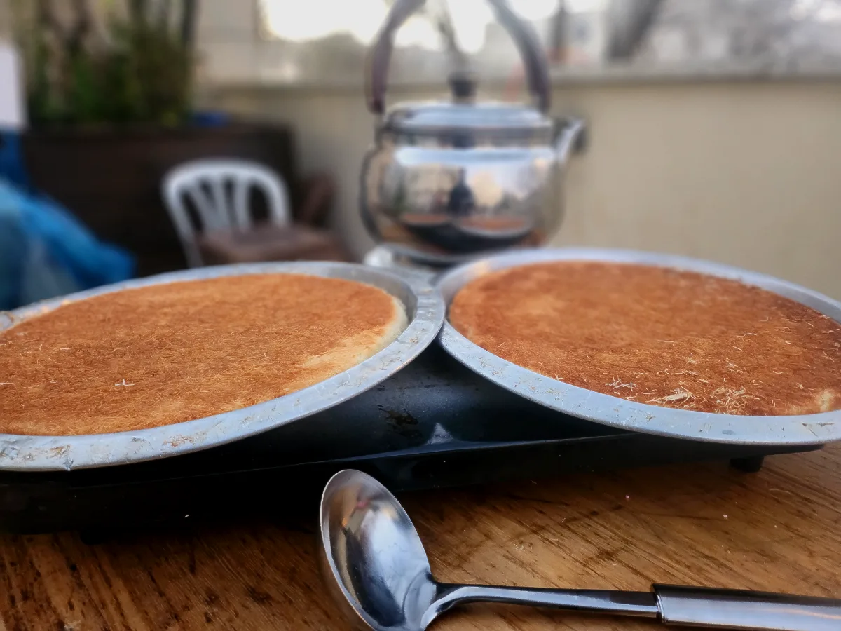 צוות טרפת אירועים מגיש כנאפה חמה וטרייה לאורחים ברחבת הריקודים