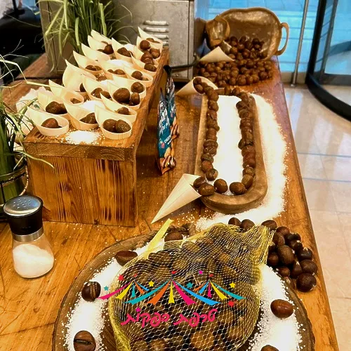 צוות טרפת אירועים קולה ערמונים טריים על מחבת ברזל ענקית