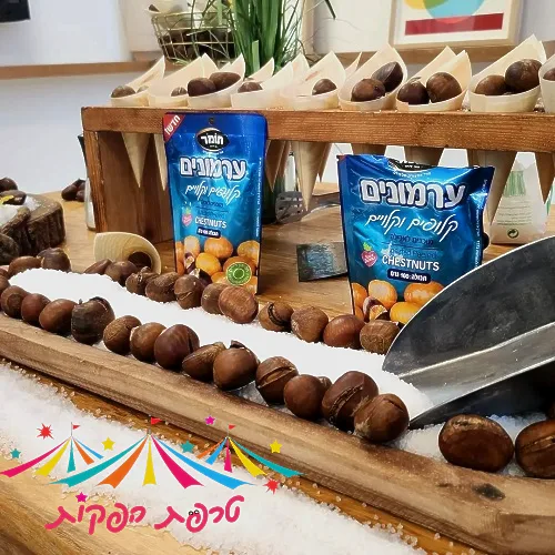 קונוס נייר מעוצב מלא בערמונים חמים מבית טרפת אירועים