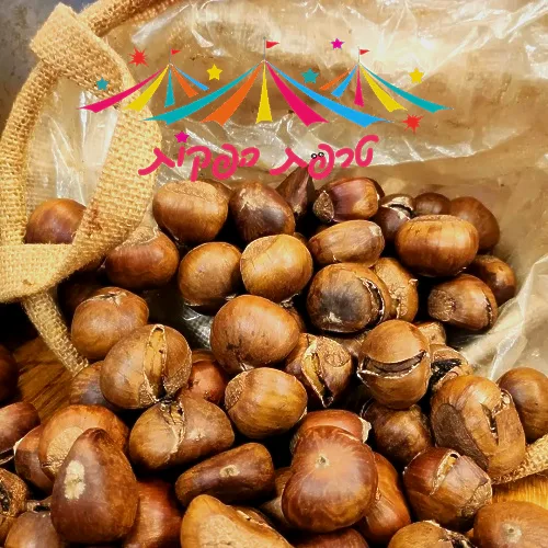 אורחים באירוע מתגודדים סביב עמדת ניחוח של אירופה בקבלת פנים