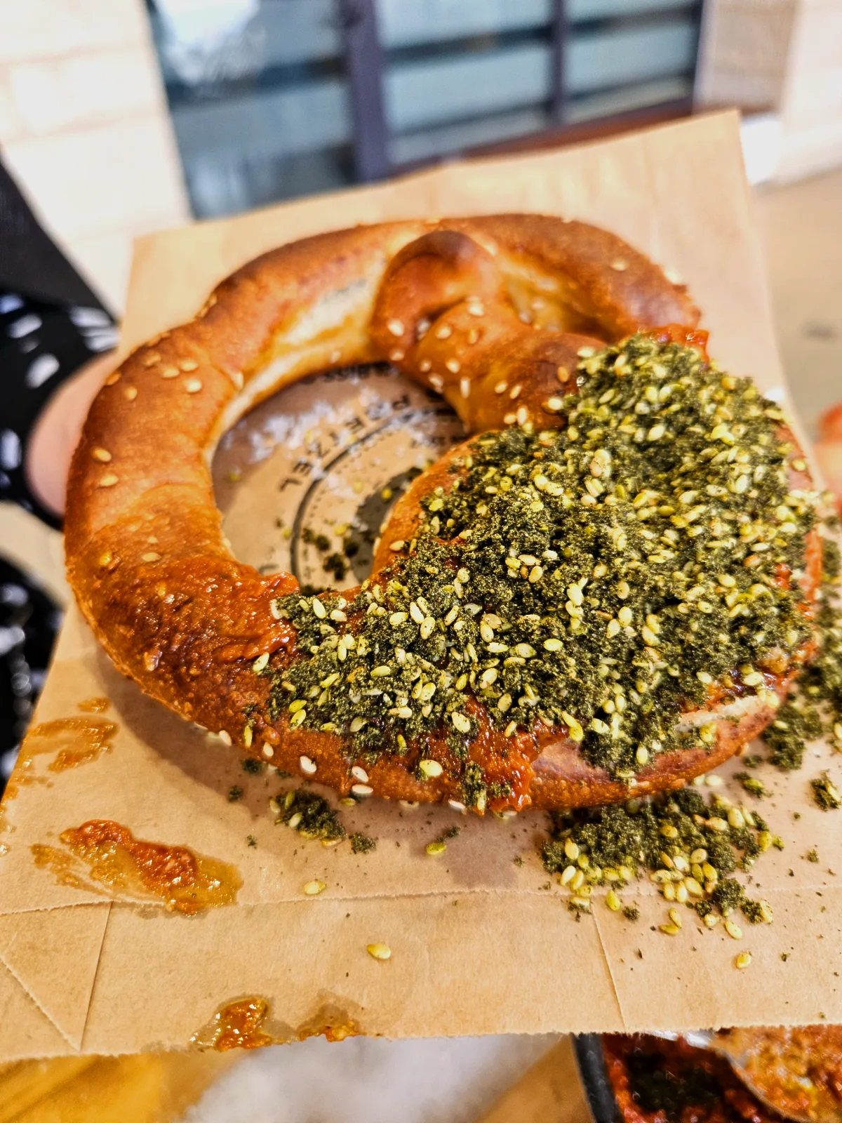 מבט פנורמי על עמדת הקינוחים של טרפת אירועים בחדרה עם קיר פרעצל