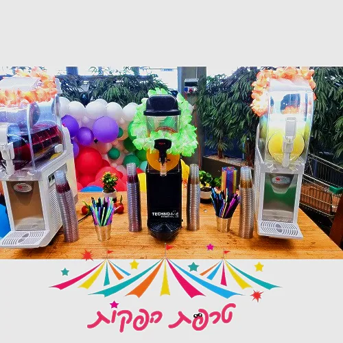 ברמנים של טרפת אירועים מוזגים ברד צבעוני וקריר באירוע צהריים