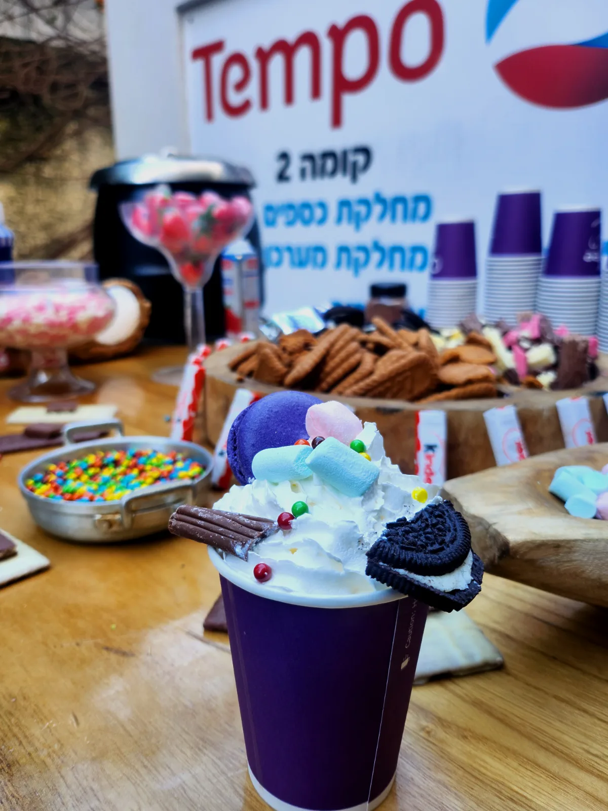 שוקולד בלגי סמיך מוגש בכוס מהבילה תחת המותג שוקו פינוקים
