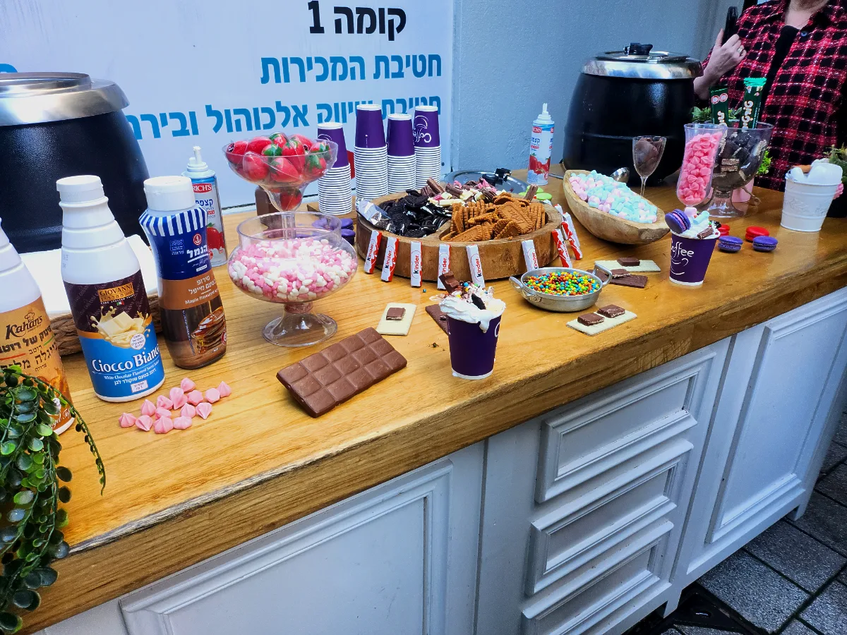 צוות טרפת אירועים מוזג שוקולטה איטלקית עשירה עם פאדג