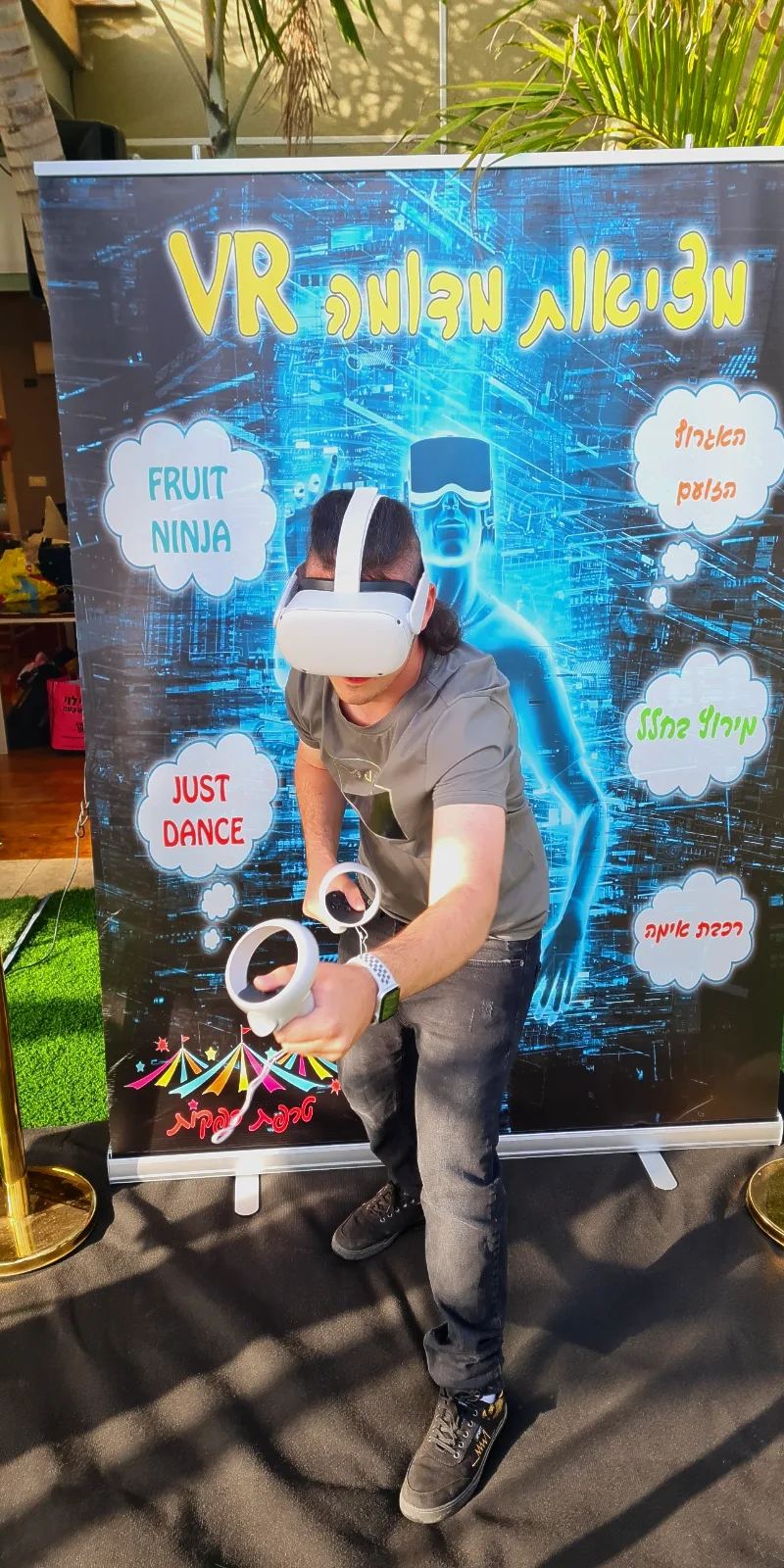 אורח מרכיב משקפי VR ומשחק בעמדת המציאות המדומה של טרפת אירועים