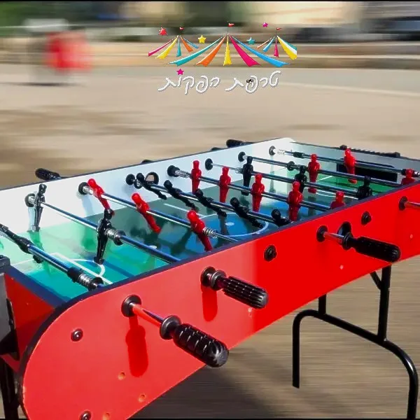 מתחם משחקים של טרפת אירועים הכולל עמדת שולחן כדורגל מעוצבת