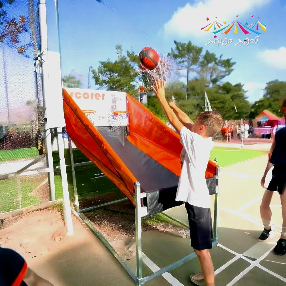 אורחים באירוע קולעים לסל בעמדת מכניסים את ה-NBA לרחבה המעוצבת.