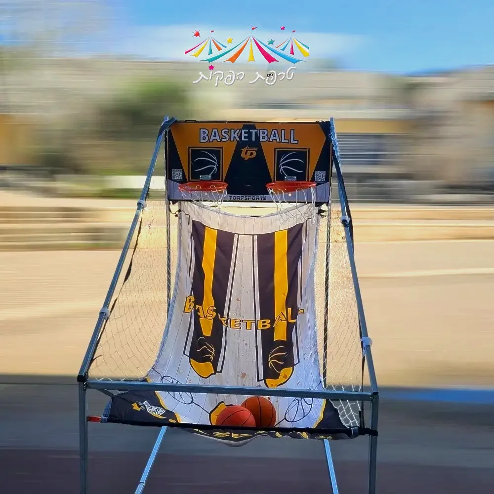 תקריב על לוח התוצאות הדיגיטלי של טרפת אירועים במתקן כדורסל.