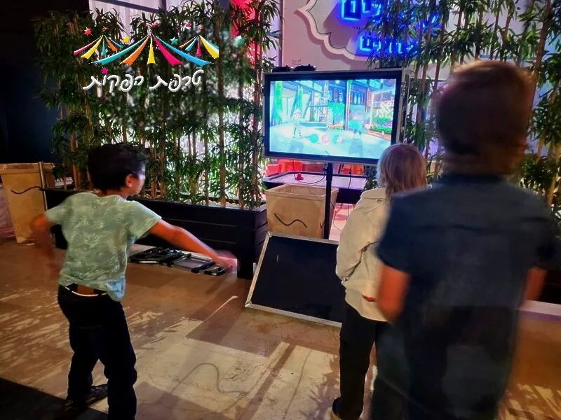 תקריב על שלטי חיישני תנועה של קונסולה אינטראקטיבית לאירועים
