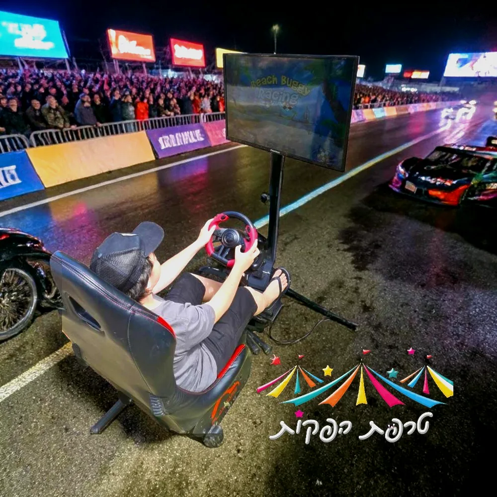 תקריב על הגה מרוצים מקצועי ומסך סימולטור מרוצים מלא אדרנלין באירוע חברה