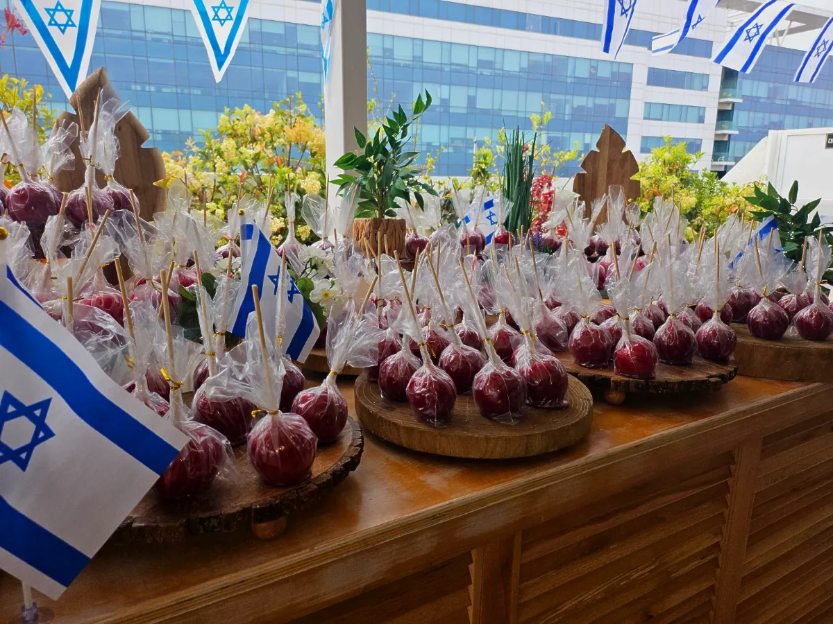 תפוח גרני סמית' בציפוי קרמל אדום בוהק מבית טרפת אירועים