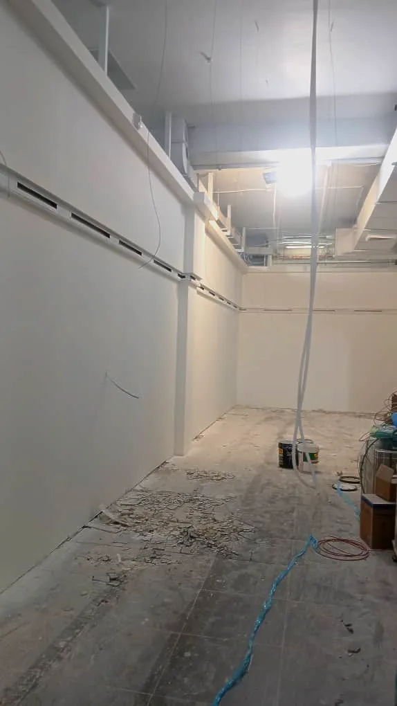 החלקת קיר בשפכטל אמריקאי כחלק מתהליך עבודות גבס וגמר פנים אומנותי
