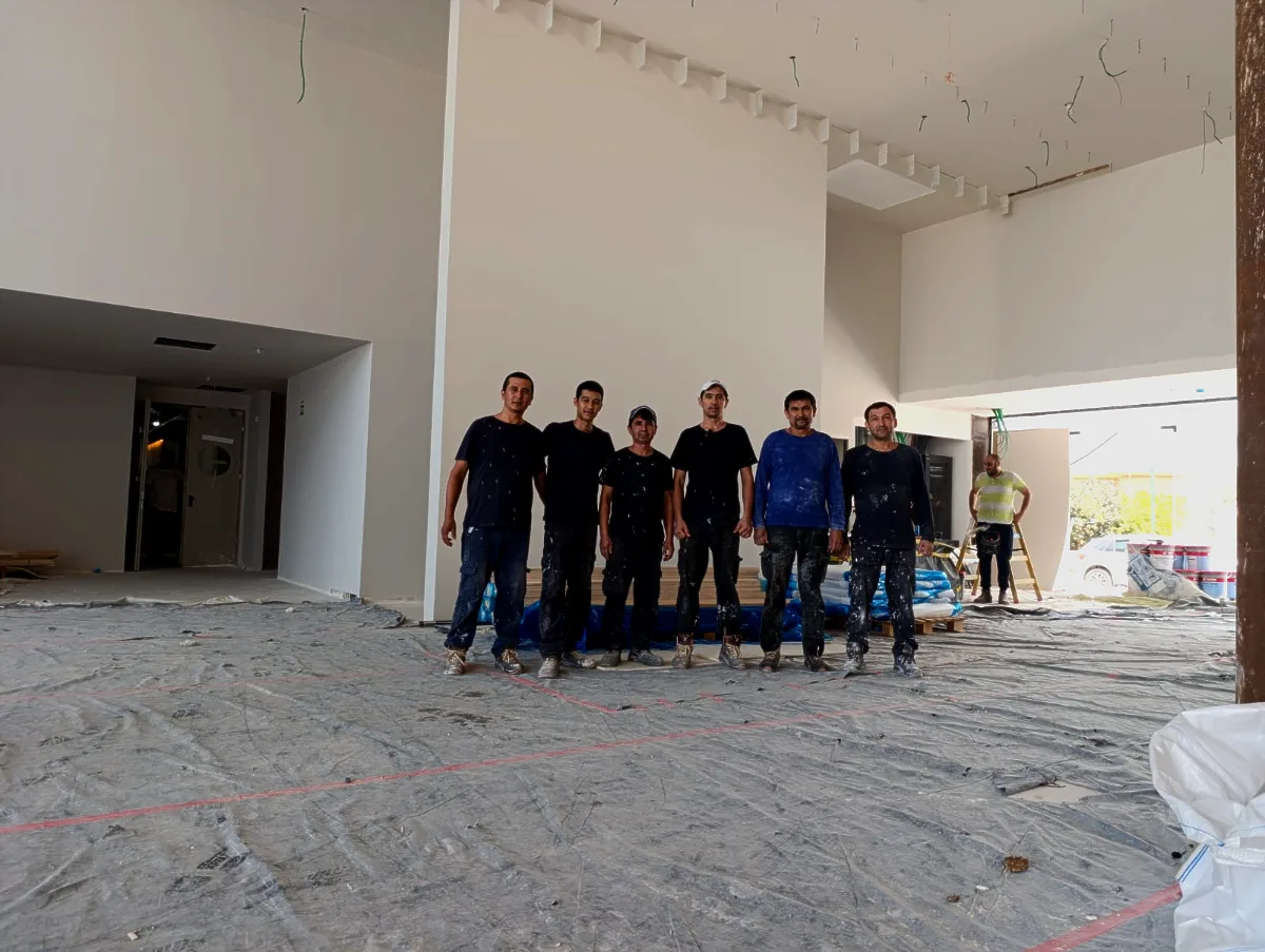 נישות גבס מעוצבות לספרים ופריטי נוי בביצוע צוות שטח