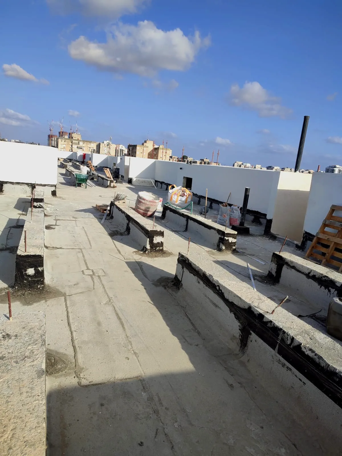 צוות שטח מיישם יריעות ביטומניות בשירות איטום גגות ומבנים מתקדם (עם אחריות מלאה)
