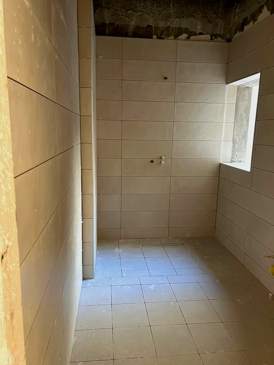 תקריב על רמת הגימור של צוות שטח בעבודות ריצוף פרימיום